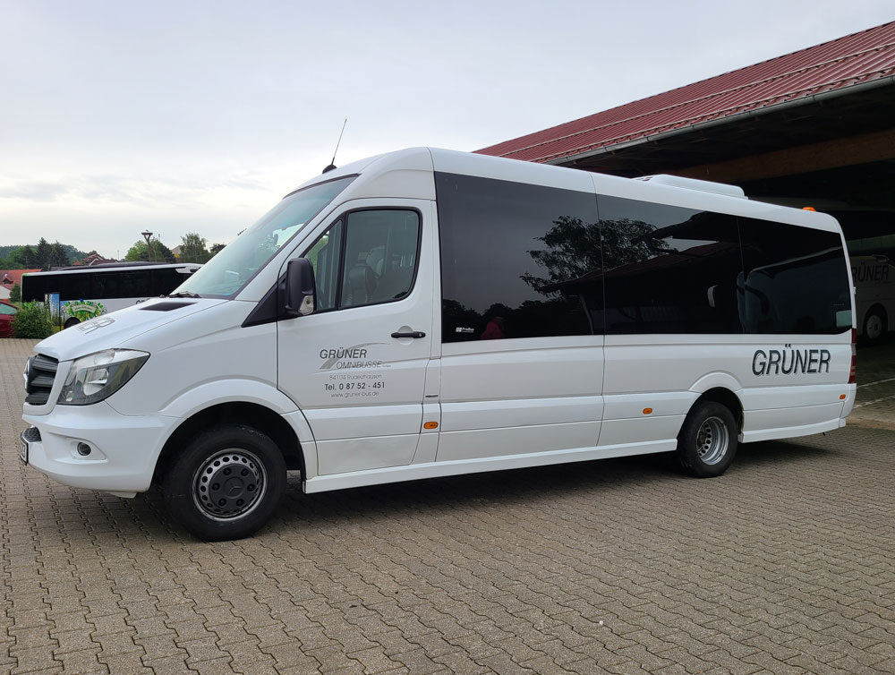 Seitenansicht Mercedes Sprinter 519 Midibus, 16-Sitzer von Grüner Omnibusse